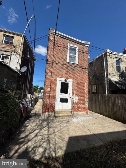 Building Photo - 2042 Cemetery Ave