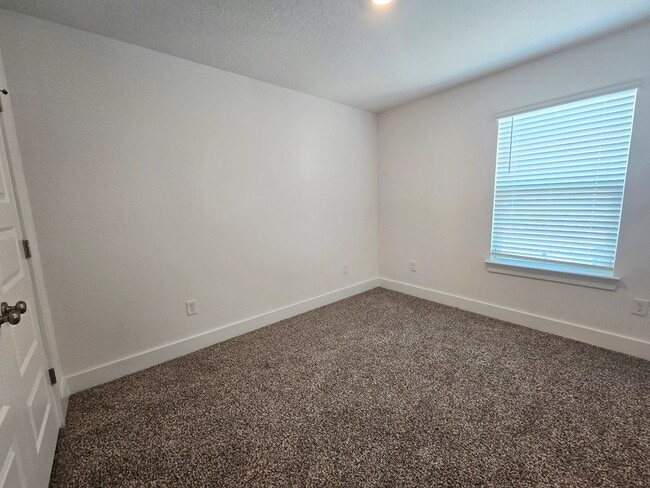 Building Photo - 396 Salt Creek Lane