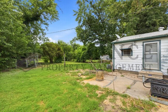 Building Photo - 1620 E Selma St