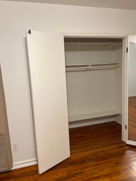 Closets - 1712 Barry Ave