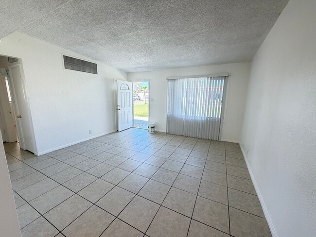 Building Photo - 305 Oasis Dr