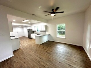 Building Photo - 300 N Oak Dr