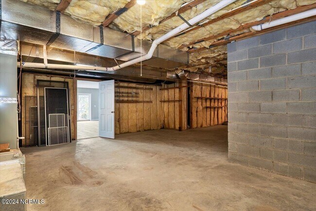 Building Photo - 38 Pinebrook Dr
