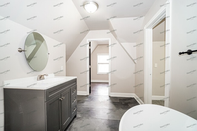 Building Photo - 1468 E Whittier St