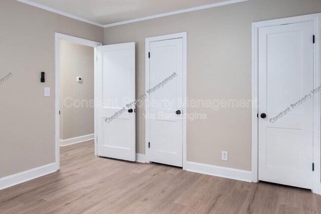 Building Photo - 489 Forest Ave