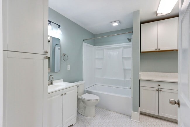 Building Photo - Renovated Three Bedroom, Two Bathroom Sing...