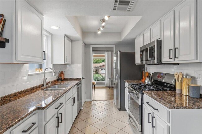 Building Photo - 208 Skyloop Dr