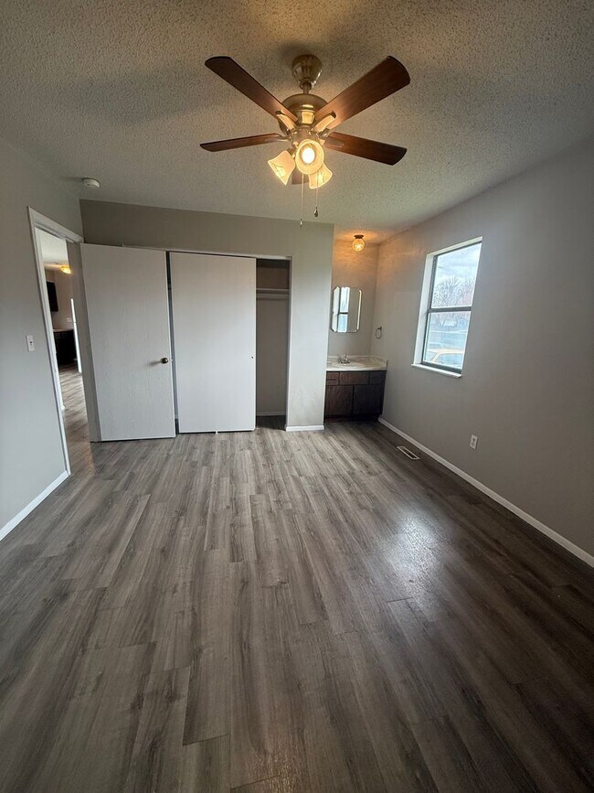 Building Photo - Spacious 2 bedroom 1 bathroom duplex in a great location!