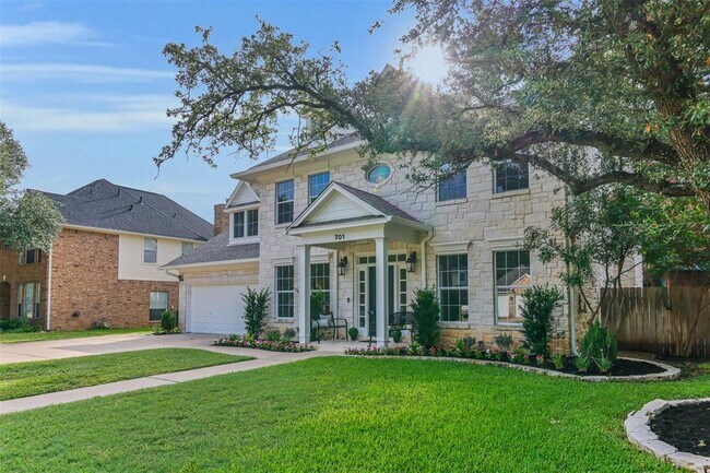 Building Photo - 701 Oaklands Dr
