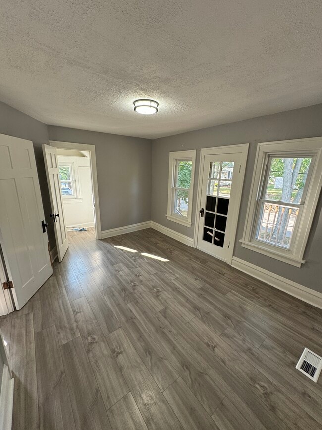 Building Photo - 454 Colford Ave