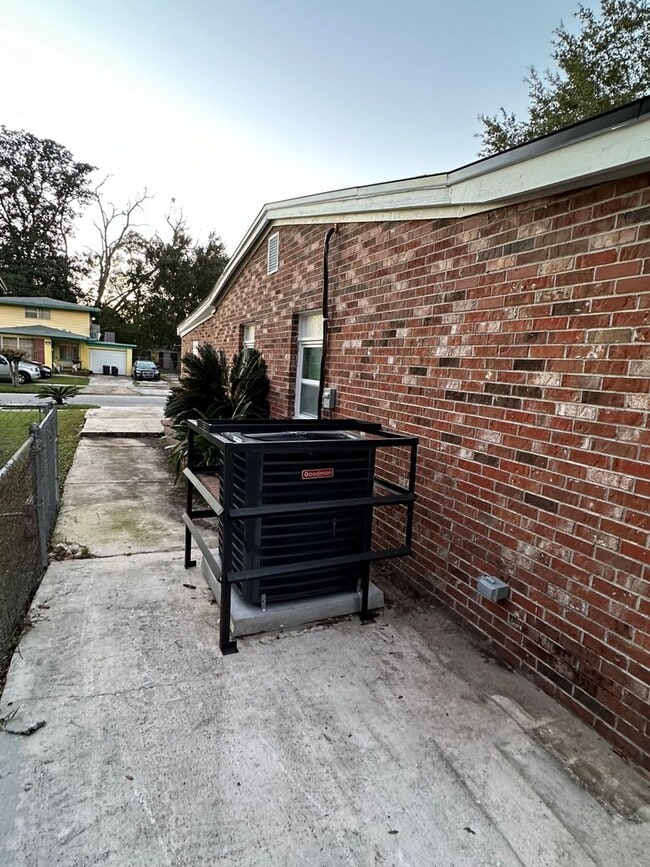 Building Photo - All Brick 4 bedroom 2 bath Northside Rental!