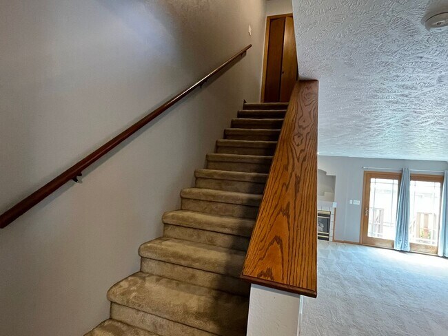Building Photo - Beautiful 3 bed townhouse!