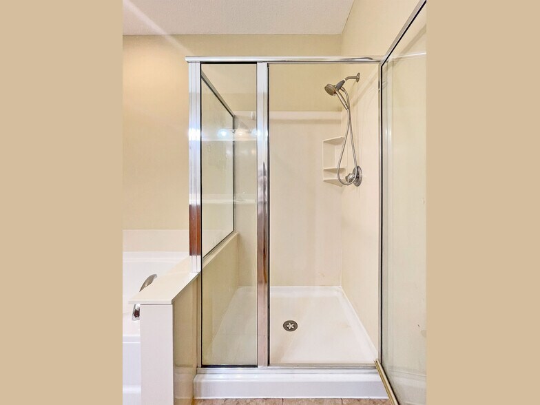 Building Photo - 9500 Declaration Dr