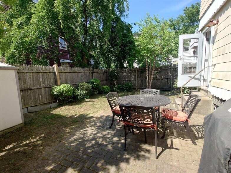 Building Photo - 11 Hinckley St