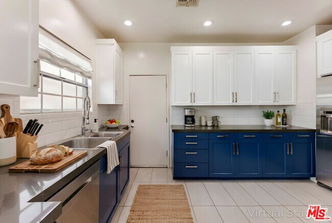 Building Photo - 1014 N Doheny Dr