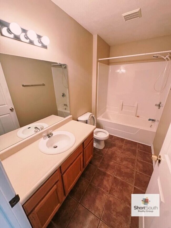 Building Photo - Updated 3 Bed 3.5 Bath Condo