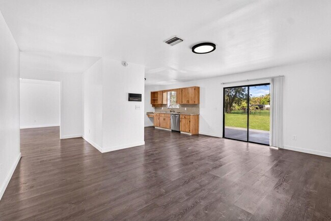 Building Photo - 5989 Coconut Blvd