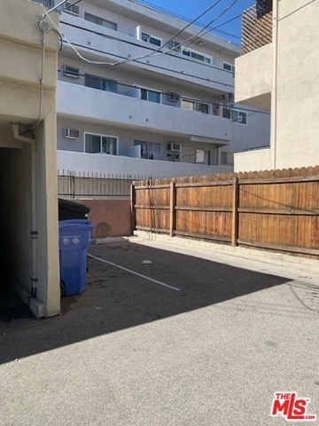 Building Photo - 1315 N Poinsettia Pl