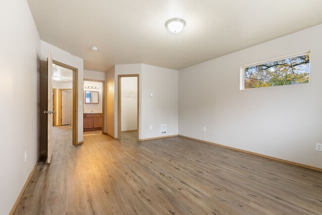 Building Photo - 4bed/2.5 Bath home - Available in SE Portland,