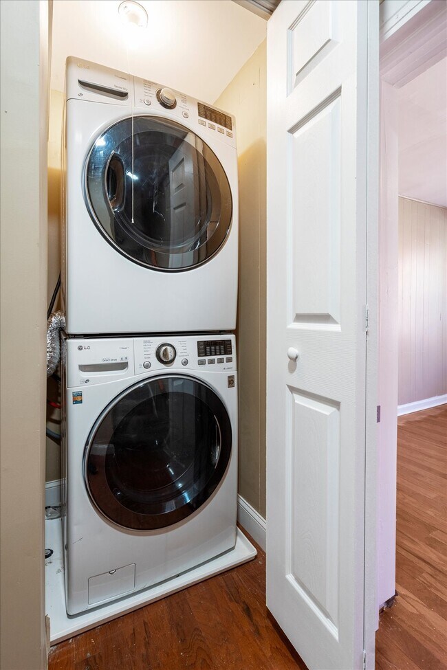 Building Photo - 424 S Eden St