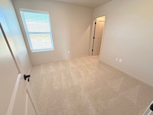 Building Photo - New Home Metro Verde