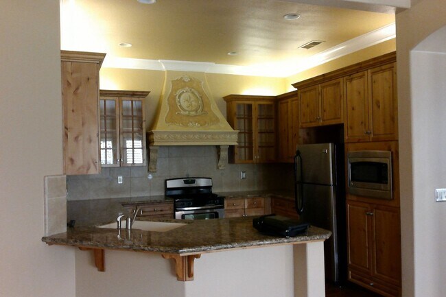 Building Photo - Beautiful 3 Bedroom 3 Bath home in Clovis