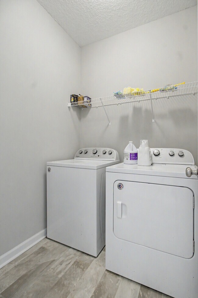 Building Photo - 18 Sunflower Cir NE