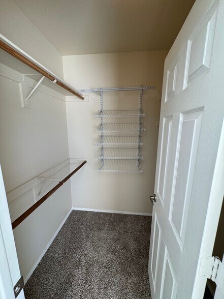 Bedroom 2 closet - 10101 N Arabian Trl