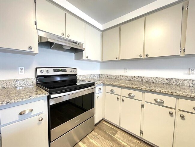 Building Photo - 3301 Russett Dr