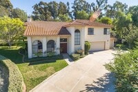 Building Photo - 4 Bedroom, 2.5 Bath House w/2 Garages on 1...