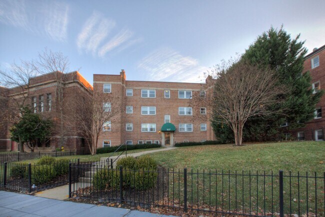 Building Photo - Bright 1 Bed/1 Bath in Hill East! Parking + Storage Included