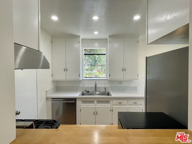 Building Photo - 3227 Bennett Dr