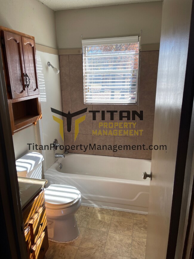 Building Photo - 2 Bed/1 Bath Townhouse with 2 Closets in Main Bedroom!