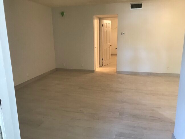 Building Photo - 501 Blue Heron Dr