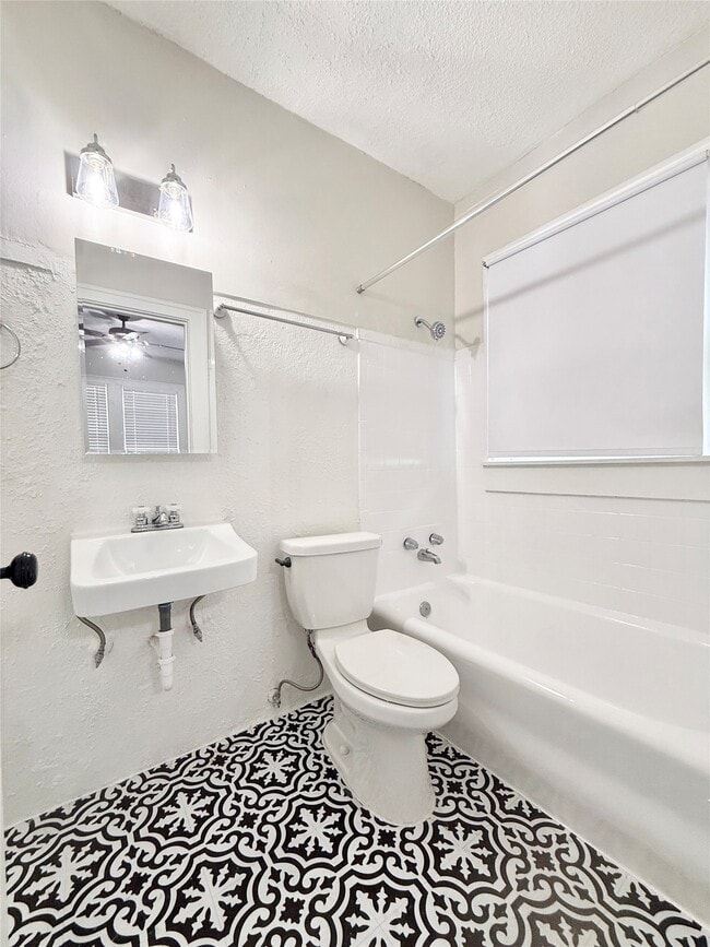 Building Photo - 1126 Berthea St