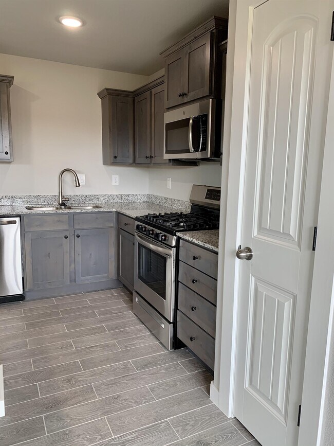 Building Photo - 442 Rama St