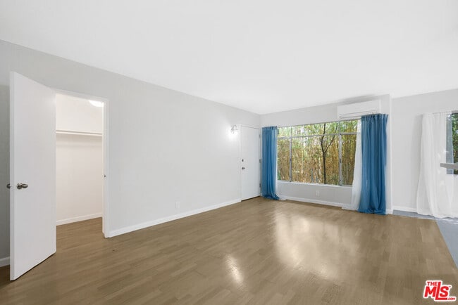 Building Photo - 2488 Beachwood Dr