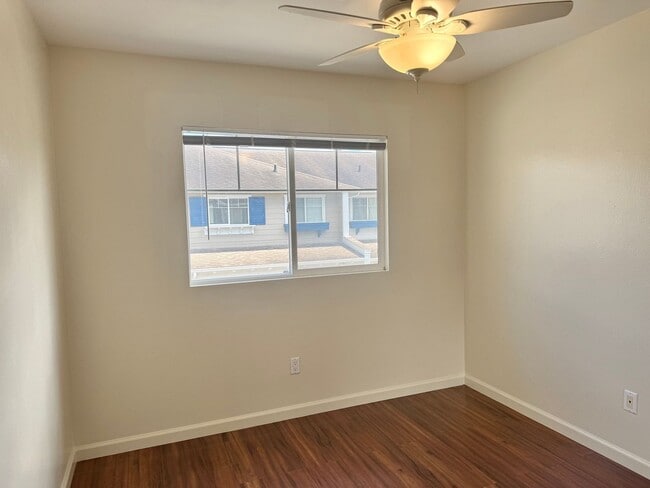 Building Photo - Stunning 3-bedroom and 2.5-bathroom Townho...