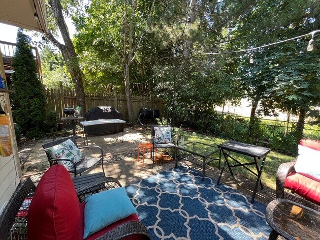 Building Photo - Beautiful 4Bd + 3Ba in Portland!! Offers Beautiful Outdoor Views and Great Gardening Backyards!!