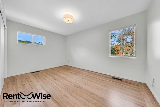 Building Photo - Present PM-Midtown Palo Alto Beauty-New Floors-Remodeled Bathrooms-Big Yard