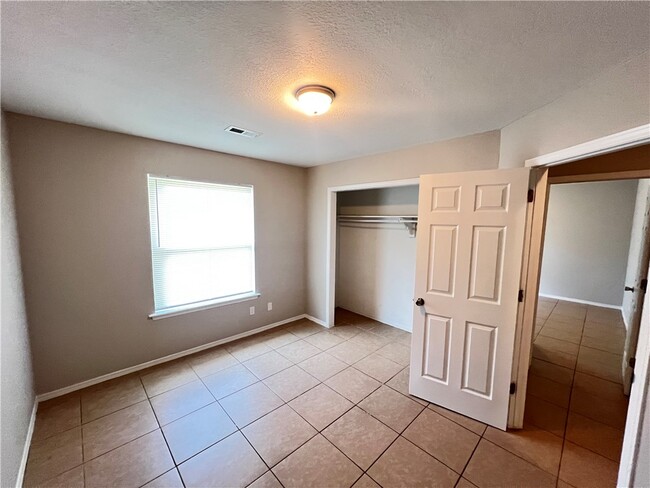 Building Photo - 823 N Lola Ln