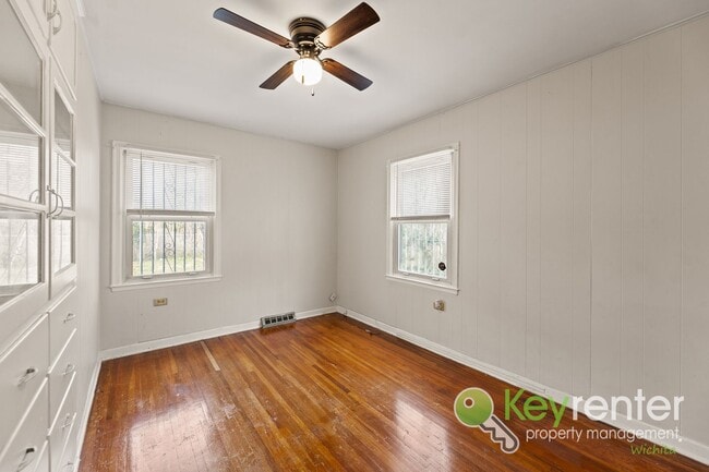 Building Photo - Clean and cute 3 bedroom house near shopping, restaurants, and easy highway access!