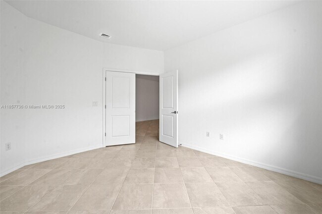 Building Photo - 2616 Vine Ave