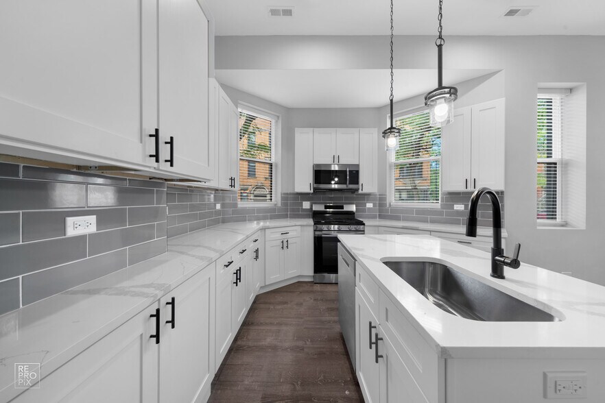 Building Photo - 700 S Loomis St