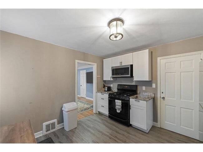 Building Photo - 4042 Lake Rd Ave