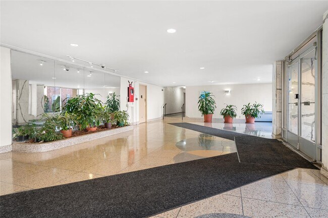Building Photo - 3 Sadore Ln