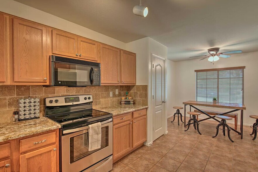 Building Photo - 1021 S 167th Ln