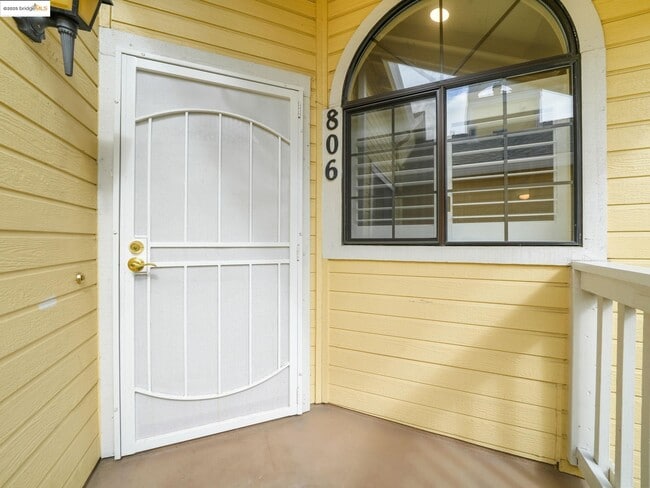 Building Photo - 806 Devonwood