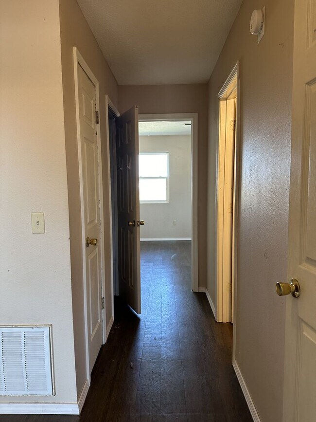 Building Photo - 121 Elm St