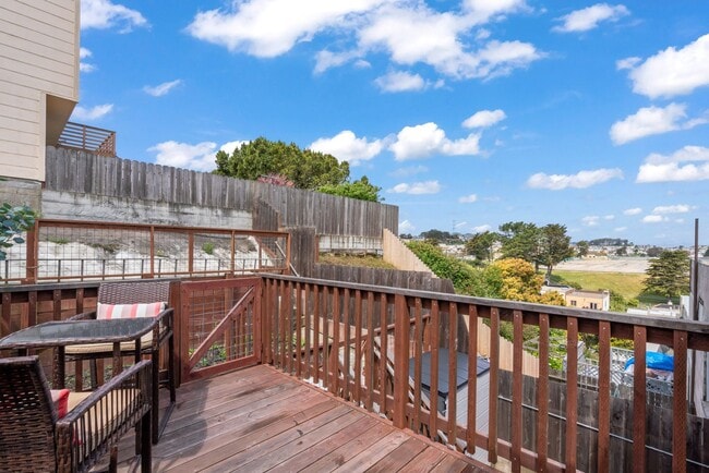 Building Photo - Cute, Comfortable and Convenient Apartment...